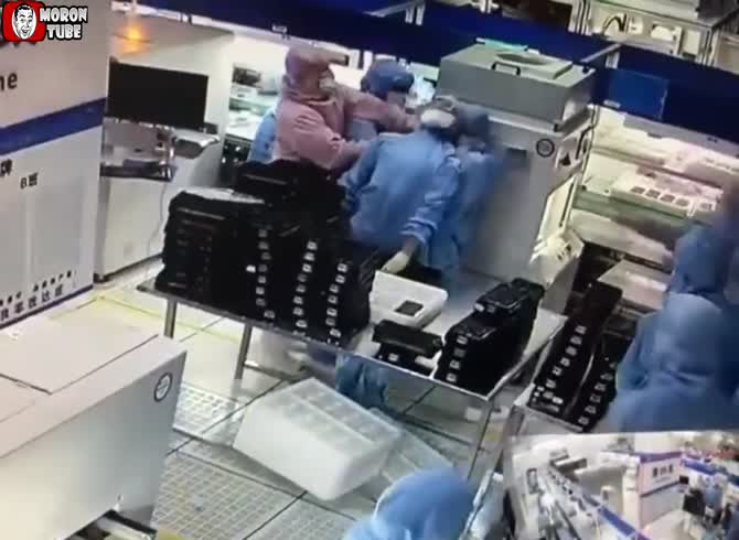 Video :None of his coworkers respond when he is strangled at a workplace